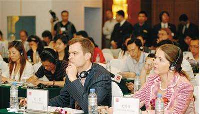 日語同聲翻譯一天要多少錢？翻譯團隊要幾個人？